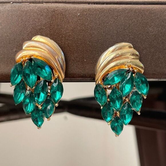 Vintage Unsigned Green Rhinestone Gold Tone Large Clip On Earrings - Picture 1 of 8
